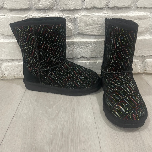 UGG Classic II Graphic Stitch Kids Youth Boots 1112383K Black Size 1 - Picture 2 of 6